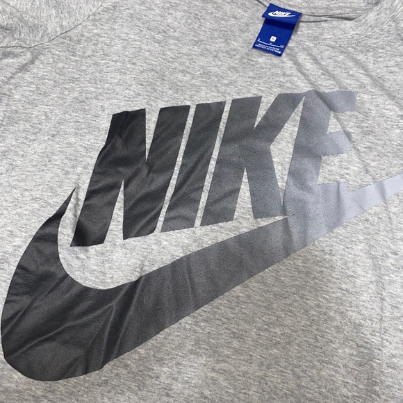 Nike T-shirt - Picture 2 of 4